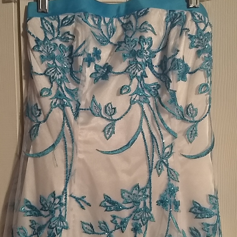 Dress - Picture 2 of 8